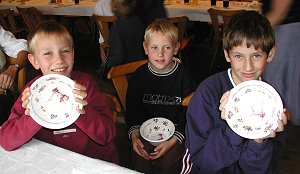 Kinder mit ihrem Preis